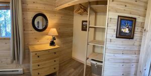Cette cabane en bois comprend un bureau et une lampe. dans l'établissement Strawberry Patch, à Duck Creek Village