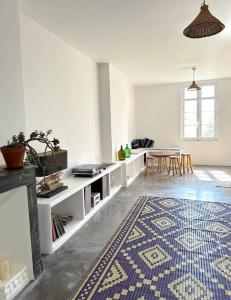 een woonkamer met een blauw en wit tapijt op de vloer bij Appartement Montpellier centre in Montpellier