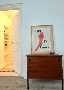 een schilderij bovenop een dressoir in een kamer bij Appartement Montpellier centre in Montpellier +1 foto