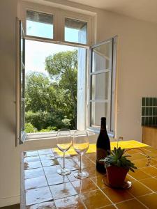 een tafel met twee glazen en een fles wijn bij Appartement Montpellier centre in Montpellier