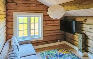 sala de estar con sofá y TV en Nice Home In Noresund With House A Mountain View, en Noresund