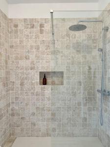 een badkamer met een douche en een fles bij Appartement Montpellier centre in Montpellier