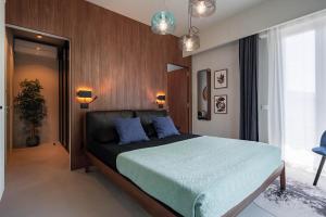 una camera da letto con un grande letto con cuscini blu di Officine Cavour - Appartamenti la Quercia a Padova