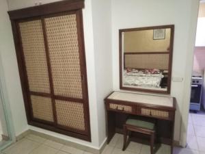 ein Badezimmer mit einem Spiegel und einer Holztür in der Unterkunft Chalet delta sharm in Sharm El Sheikh