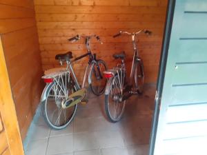 two bikes parked next to each other in a garage at Bungalow/vakantiehuis op park Bavelds Dennen in Denekamp