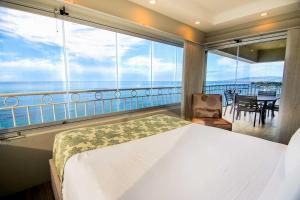 um quarto com uma cama e vista para o oceano em Waikiki Shore by OUTRIGGER - Select Your Unit em Honolulu