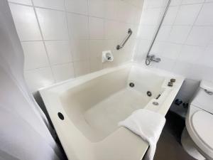 Koupelna v ubytování Gala Hotel + 34 fotografií