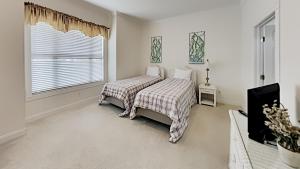 Säng eller sängar i ett rum på Serene Condo Oasis in Avian Forest Beach Access Golf,and Resort Amenities