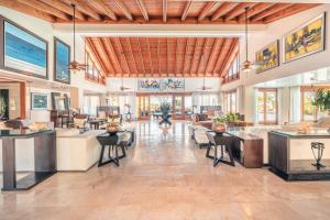 Restaurace v ubytování Instant booking with style at Colinas Casa de Campo