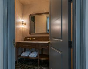 La salle de bains est pourvue d'un lavabo et d'un miroir. dans l'établissement Vitorrja, à Los Angeles
