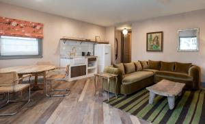 ein Wohnzimmer mit einem Sofa und einem Tisch in der Unterkunft Vitorrja in Los Angeles