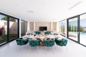 - une salle à manger avec une table et des chaises dans l'établissement Villa Aurum, à Zadar