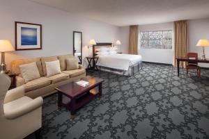 une chambre d'hôtel avec un lit et un canapé dans l'établissement Anaheim Majestic Garden Hotel, à Anaheim