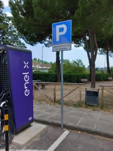 シエナにあるBed in Sienaの駐車メーター横の青い駐車標識