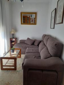 sala de estar con sofá y mesa de centro en Casa Concha, en Porto do Son