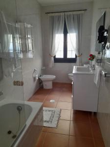 y baño con bañera, aseo y lavamanos. en Casa Concha, en Porto do Son