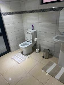 Ett badrum på Nandoni Waterfront Resort
