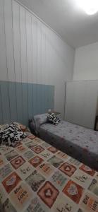 維亞雷焦的住宿－appartamento vale，一间设有两张床的房间,上面有毯子