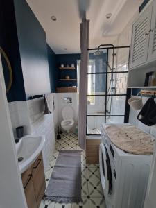 een badkamer met een wastafel en een wasmachine bij Stefczyka 119 in Bachowice