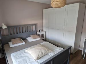 een slaapkamer met een bed en een witte kast bij Stefczyka 119 in Bachowice