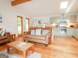 een woonkamer met een bank en een tafel bij 6 Water's Edge in Looe