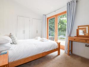 een slaapkamer met een bed en een raam bij 6 Water's Edge in Looe