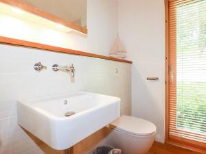 een badkamer met een wastafel en een toilet bij 6 Water's Edge in Looe +23 foto's
