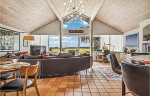sala de estar con sofá, mesa y sillas en Nice Home In Hjer With House A Panoramic View en Højer