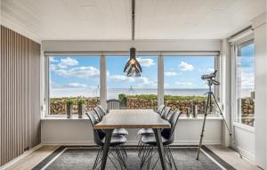 una mesa y sillas en una habitación con vistas al océano en Stunning Home In Esbjerg V With Wifi, en Esbjerg