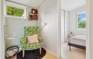 ボルコップにあるStunning Home In Brkop With Kitchenの椅子とベッド、窓が備わる客室です。