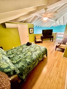 1 dormitorio con cama, sofá y piano en Harbor View 2bed 1bath Loft In Downtown Red Hook!, en East End