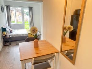 Posezení v ubytování Flat 04 Studio flat close to Aylesbury town and Station Free Parking