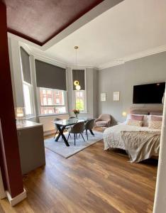 - une chambre avec un lit, une table et des chaises dans l'établissement Studio for 3 near Regents Park n5, à Londres