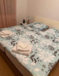 1 dormitorio con 2 camas y toallas. en Schöne, möblierte Wohnung mit Balkon und Tiefgarage en Düsseldorf