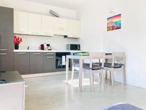 A kitchen or kitchenette at Stepandgo Milano Navigli