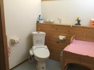 un piccolo bagno con servizi igienici e un letto di Guesthouse Yu Yu - Vacation STAY 14848 a Wakkanai