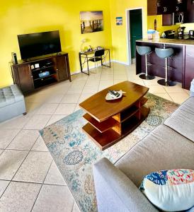 uma sala de estar com um sofá e uma mesa de centro em Amazing View 1 Bed1 Bath Villa On Red Hook Strip em Nazareth