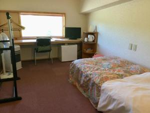sypialnia z łóżkiem, biurkiem i oknem w obiekcie Guesthouse Yu Yu - Vacation STAY 14848 w mieście Wakkanai