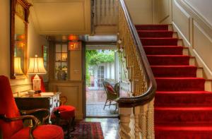 una escalera en una casa con alfombras rojas y escalones rojos en Francis Malbone House, en Newport