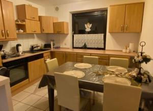 Kuchyňa alebo kuchynka v ubytovaní Schöne, möblierte Wohnung mit Balkon und Tiefgarage