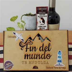 una botella de vino y una señal para una ginebra del mondo en Dpto Senderos de Andorra - USHUAIA en Ushuaia