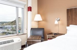 Postel nebo postele na pokoji v ubytování Four Points by Sheraton Kelowna Airport