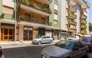 un par de autos estacionados frente a un edificio en Awesome Apartment In Lecce With Wifi, en Lecce