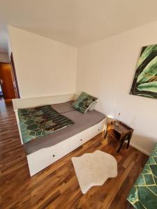 een slaapkamer met een bed in een kamer bij Good living in Schwetzingen