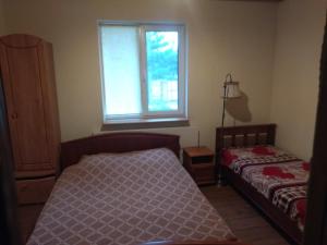um quarto com uma cama e uma janela em ГРАНД em Szack