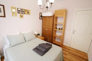 ein Schlafzimmer mit einem Bett mit zwei Handtüchern darauf in der Unterkunft Apartamento Casa Lola in Getxo