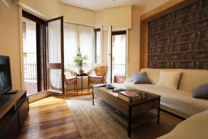 a living room with a couch and a coffee table at Apartamento Casa Lola in Getxo