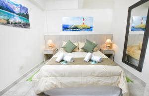 1 dormitorio con 1 cama grande en una habitación en Cálido Destino en Ushuaia