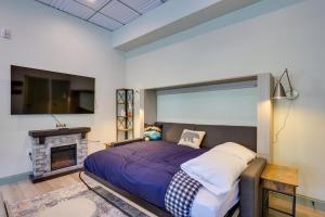 Keystone Lake Haven Heated Pool and Ski Shuttle! في كيستون: غرفة نوم مع سرير كبير ومدفأة +24 صورة