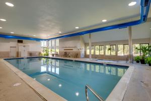 Keystone Lake Haven Heated Pool and Ski Shuttle! في كيستون: مسبح كبير مع ماء ازرق في مبنى